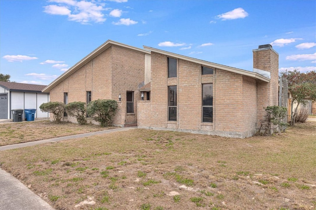 985 Crossbill St Property Photo 10