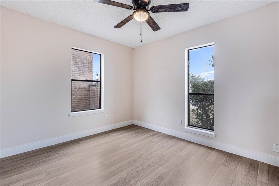 985 Crossbill St Property Photo 19