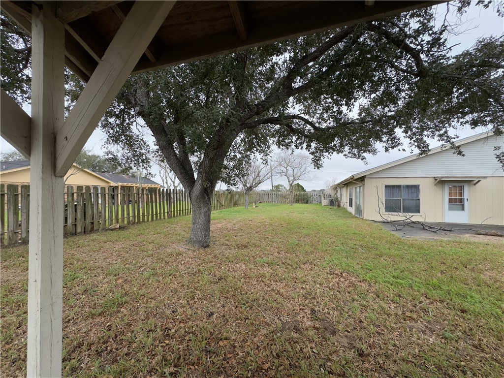 1203 N Hackberry St Property Photo 3