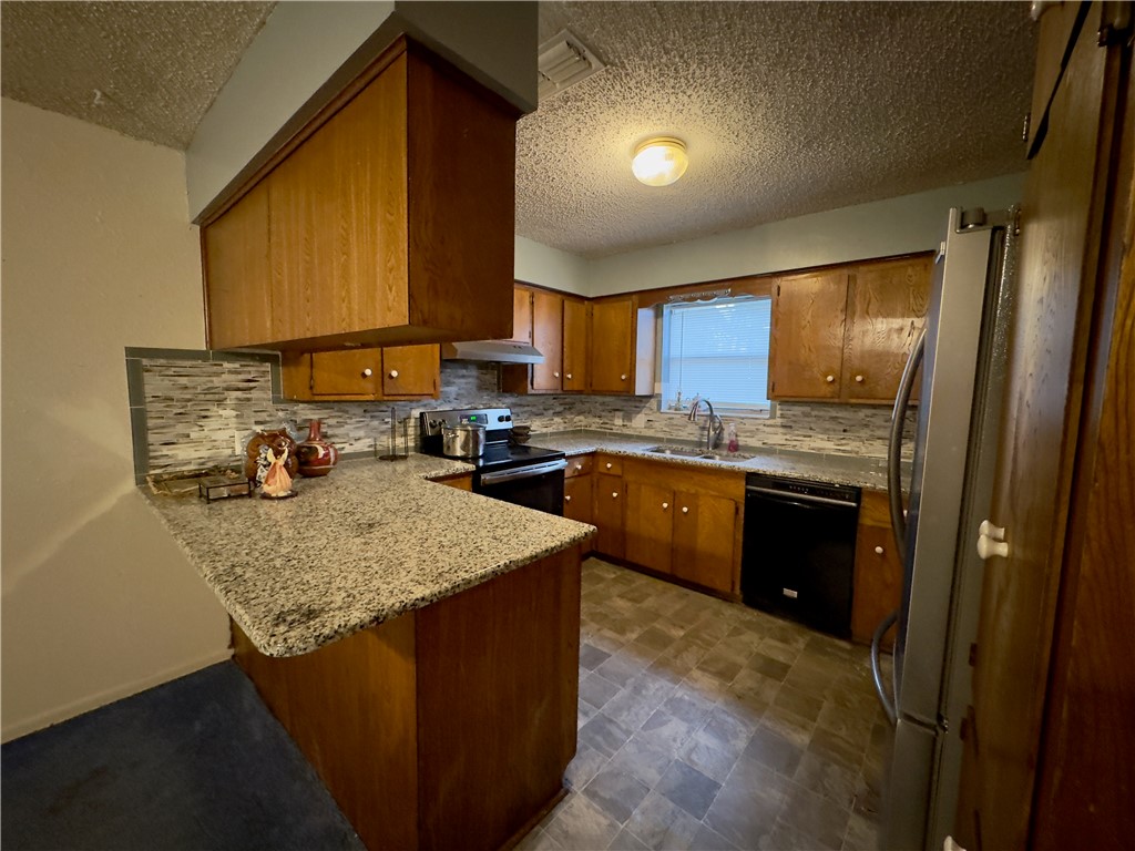 1203 N Hackberry St Property Photo 8