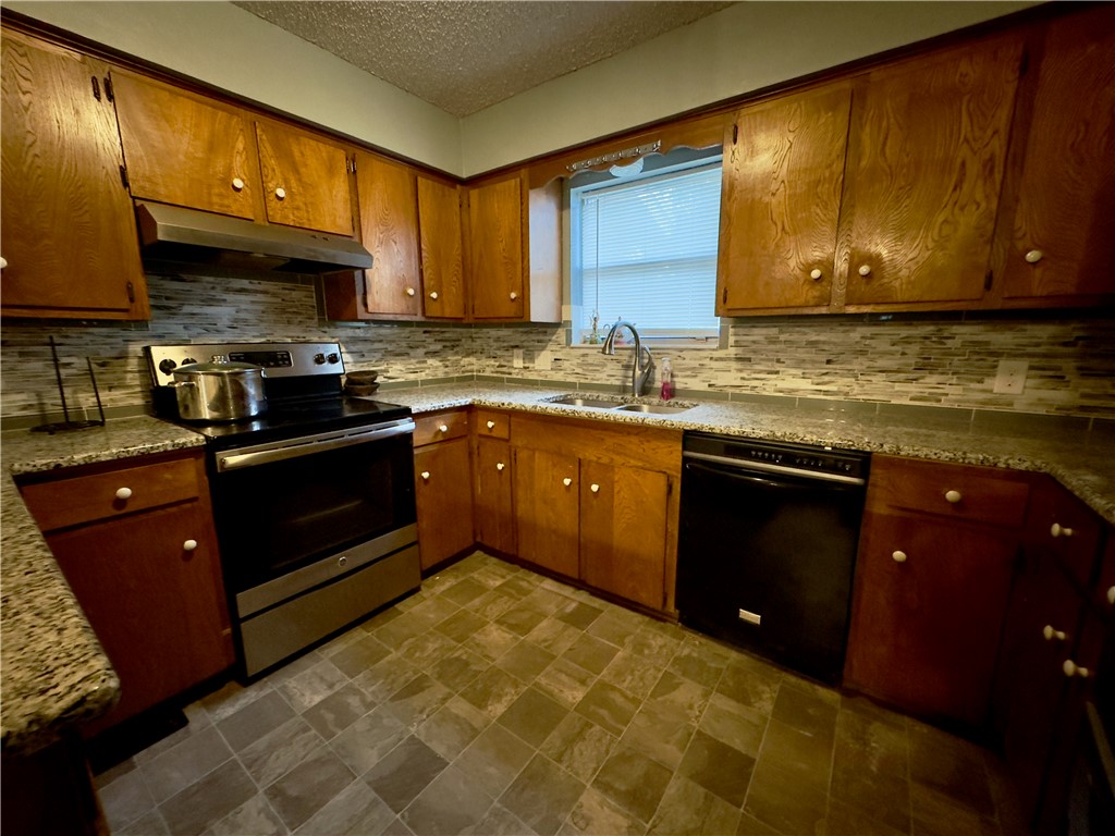 1203 N Hackberry St Property Photo 10