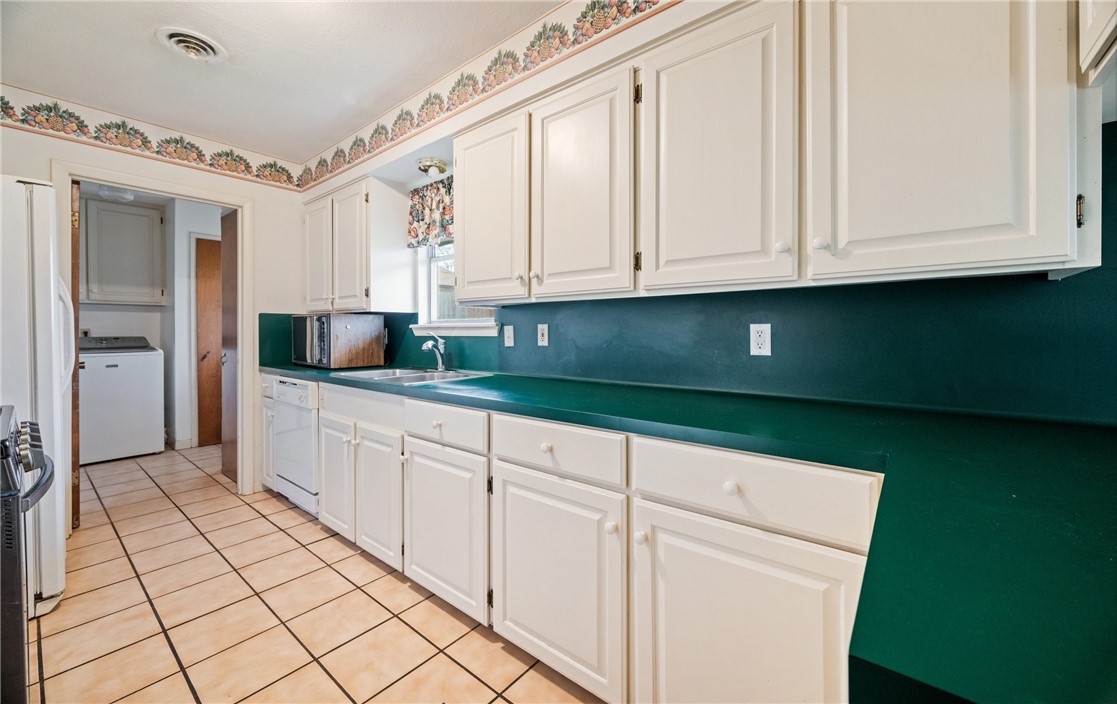 1114 Bradshaw Dr Property Photo 6