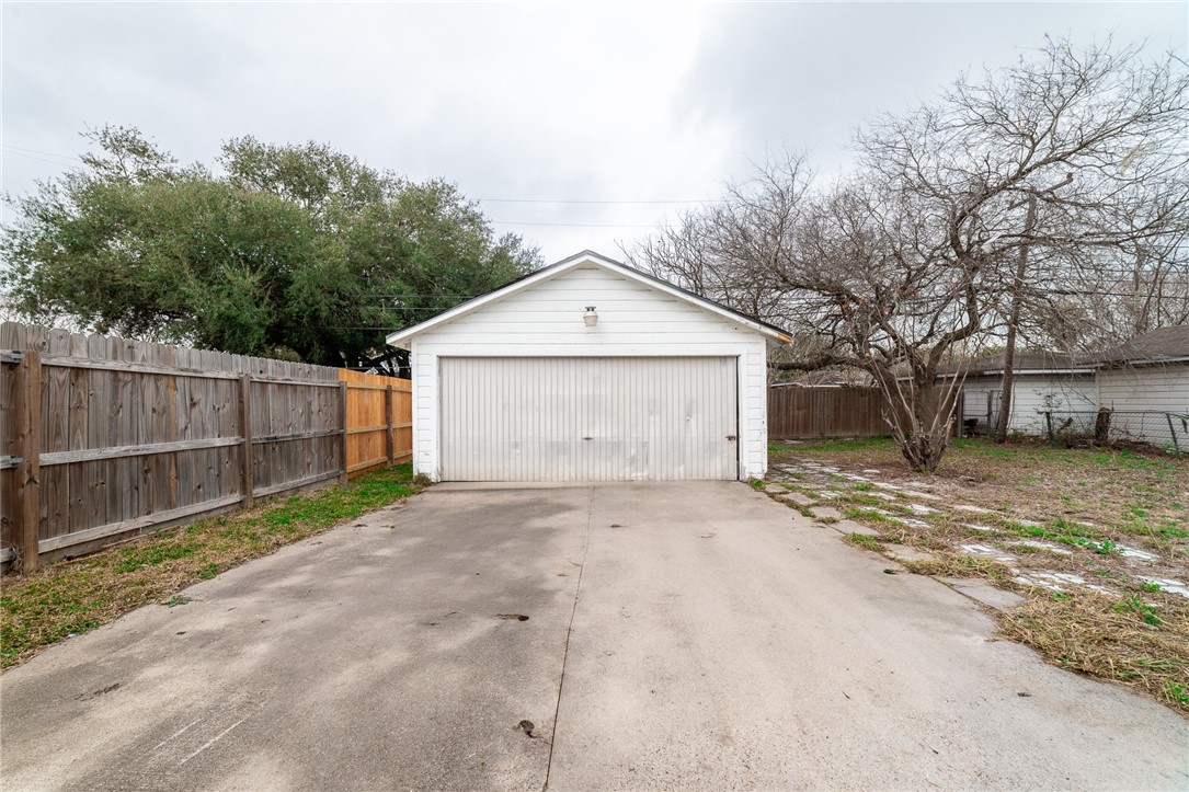 1022 Cunningham St Property Photo 3