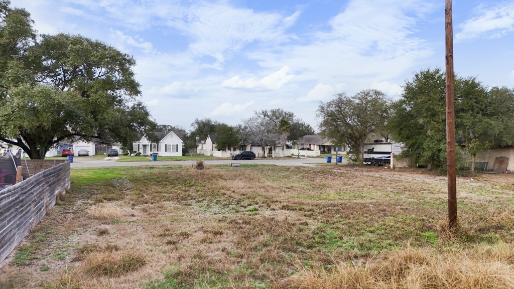808 E Market St Property Photo 6