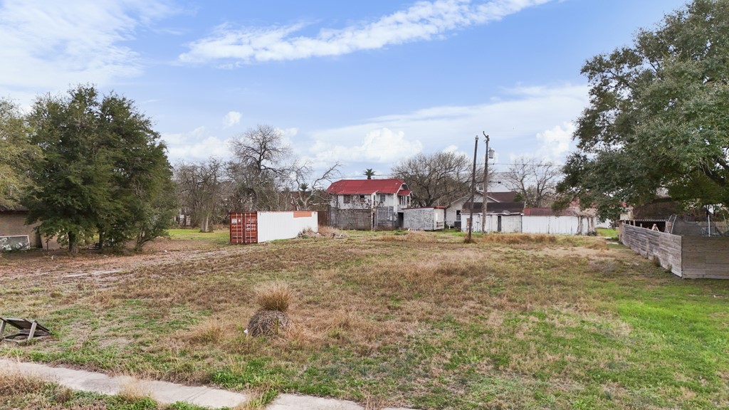808 E Market St Property Photo 9