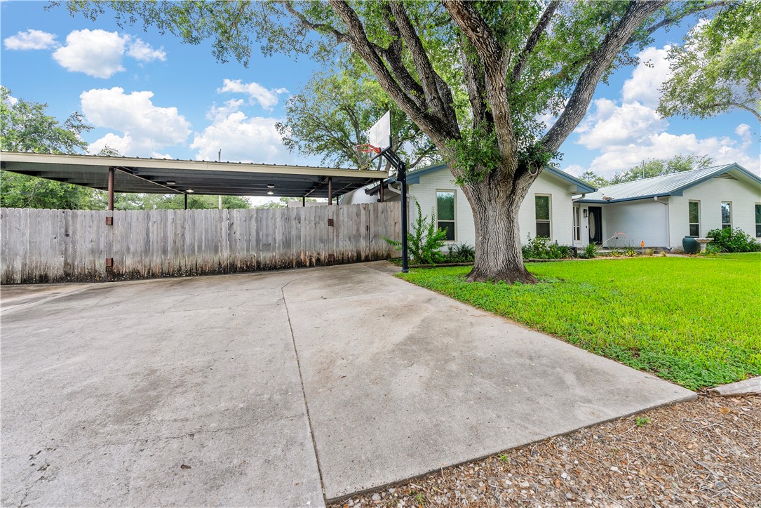 1303 Amy St Property Photo 4