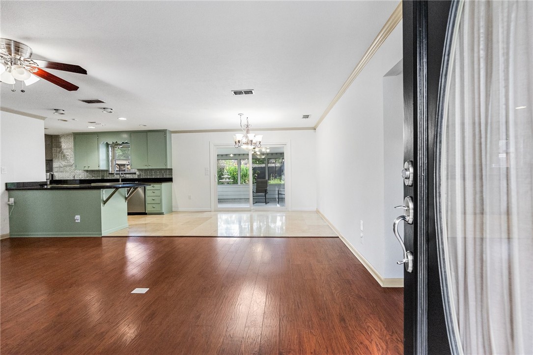 1303 Amy St Property Photo 5