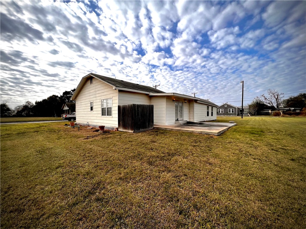 304 Peter St Property Photo 12