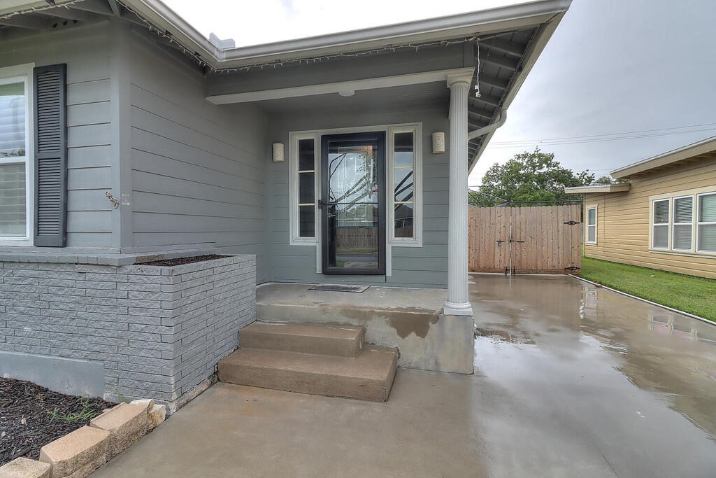 4217 Center Dr Property Photo 2
