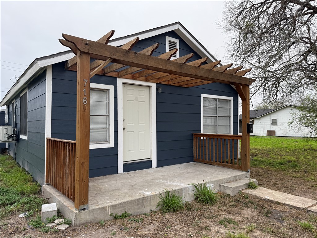 716 W Fordyce Ave Property Photo 4