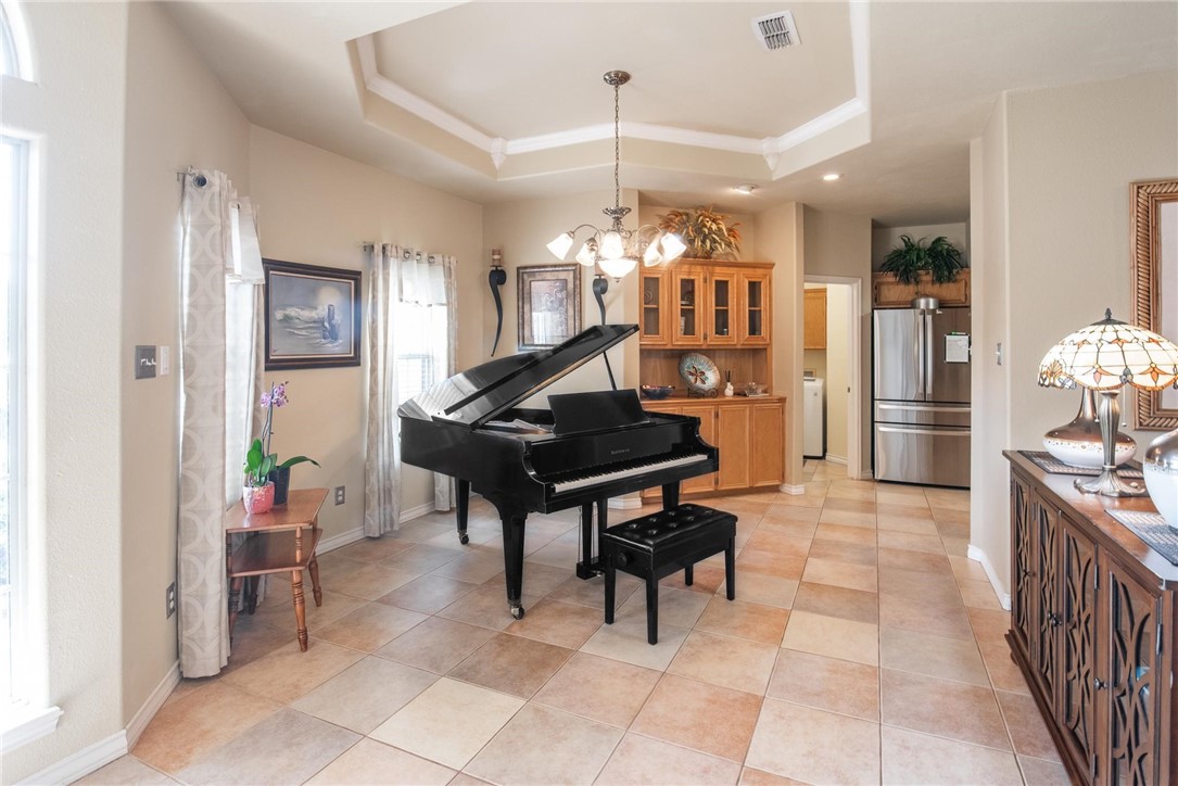 15825 Vincent Dr Property Photo 6