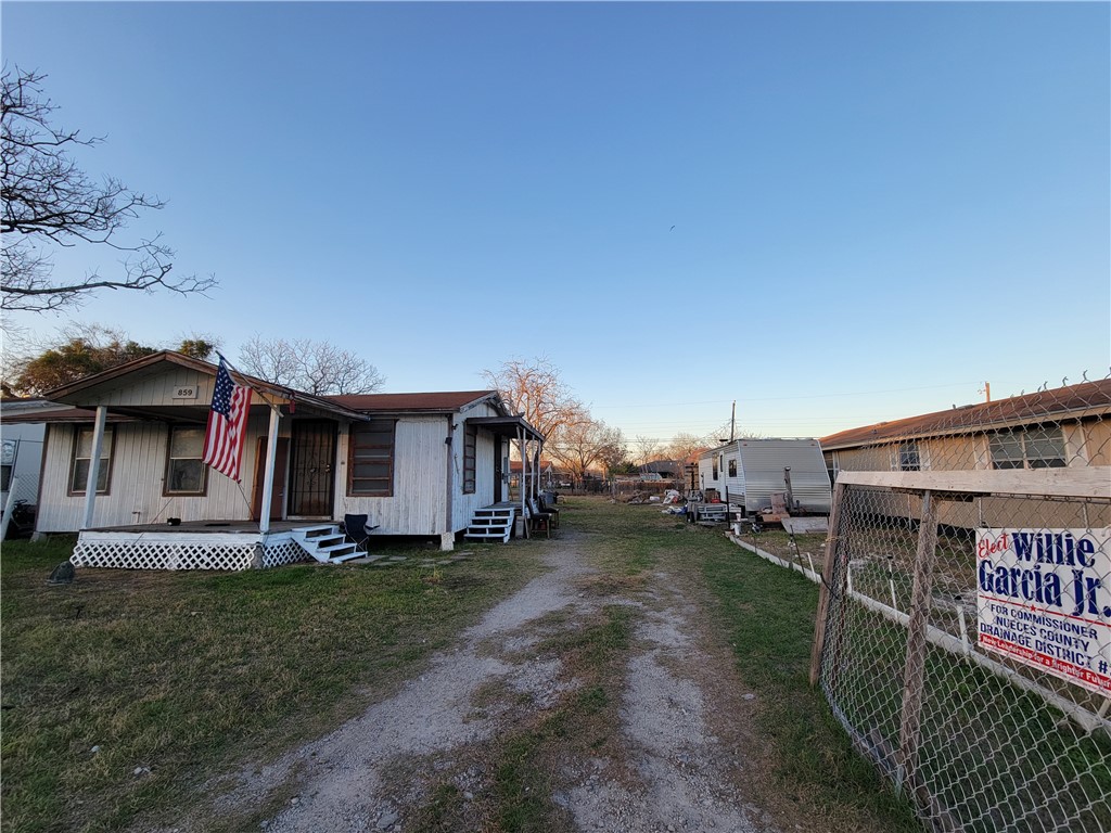 859 W Avenue E Property Photo 4
