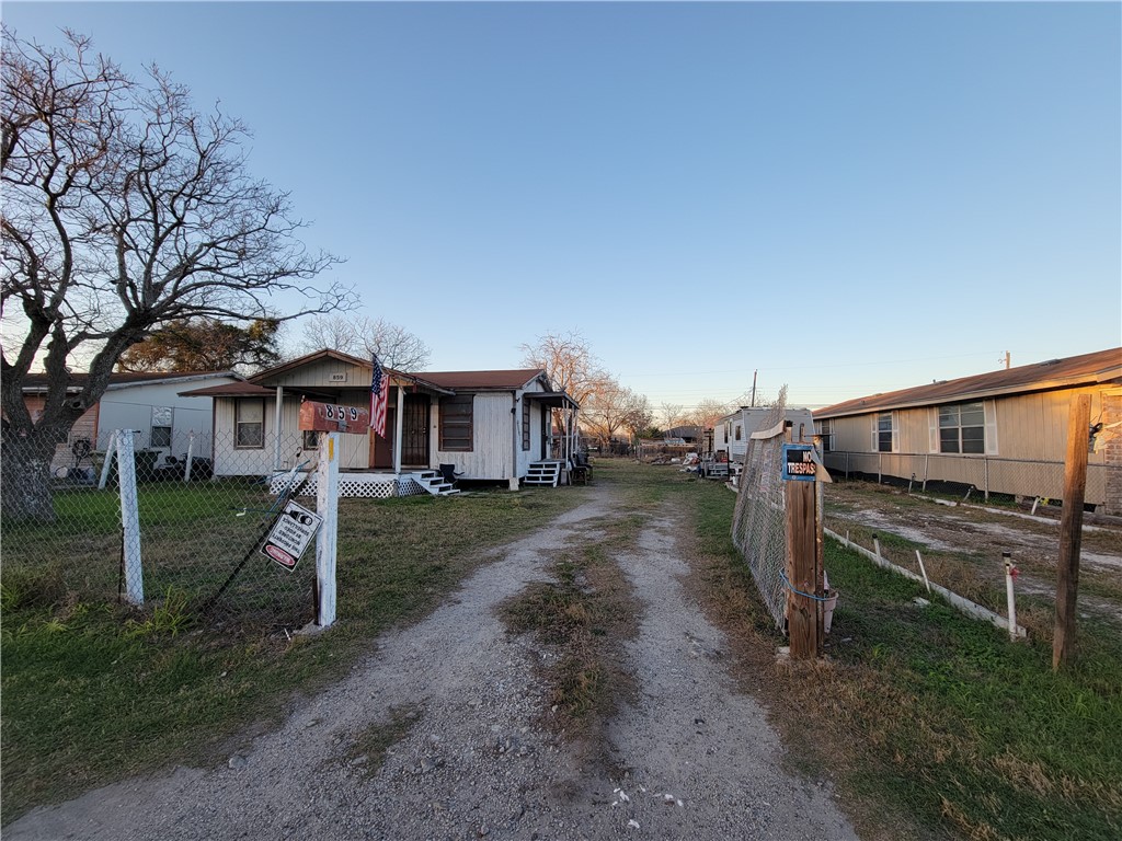 859 W Avenue E Property Photo 6