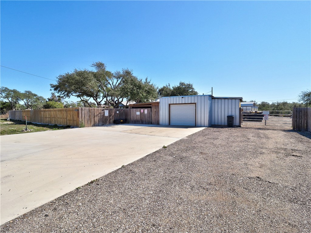 1045 N Mccampbell Property Photo 2