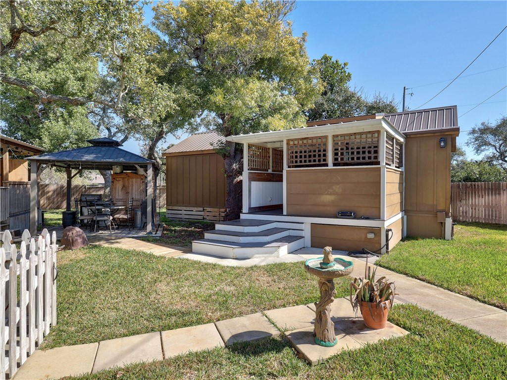 1045 N Mccampbell Property Photo 3