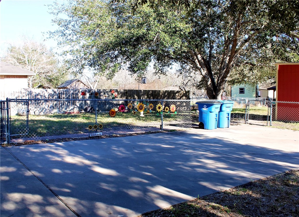 1102 E Hancock Property Photo 17