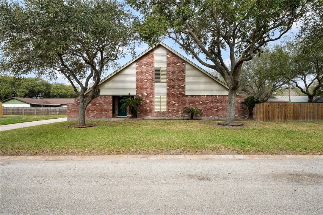 2825 Honeysuckle Property Photo