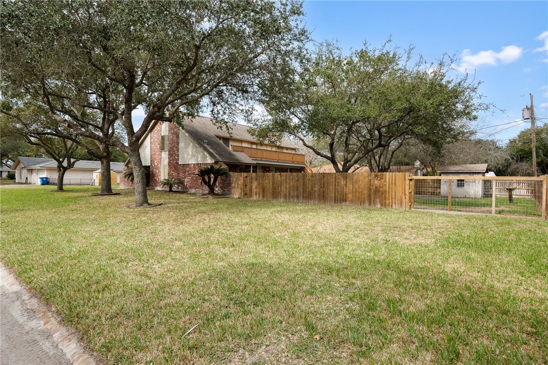 2825 Honeysuckle Property Photo 3