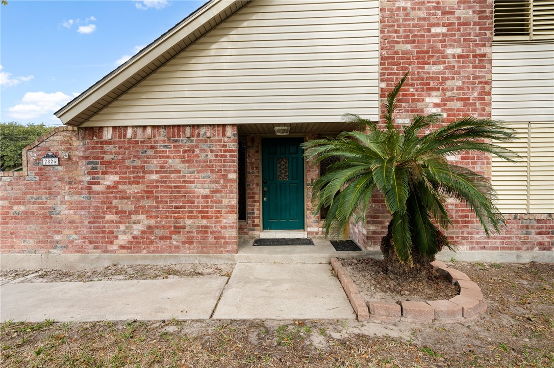 2825 Honeysuckle Property Photo 4