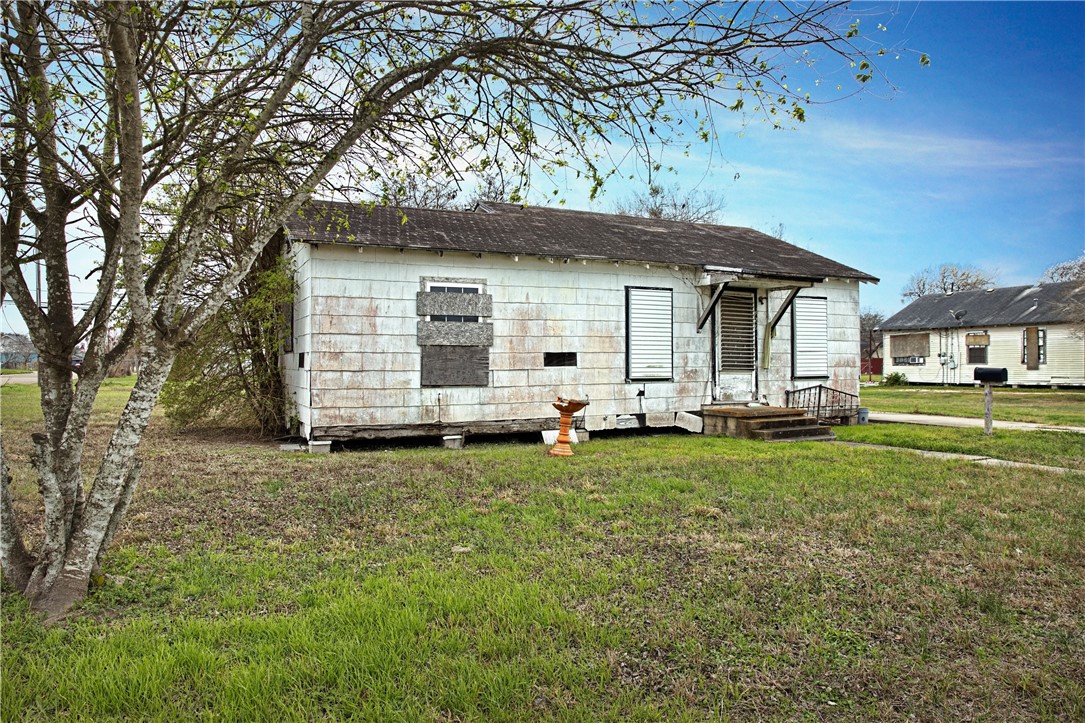 428 E Avenue G Property Photo 6