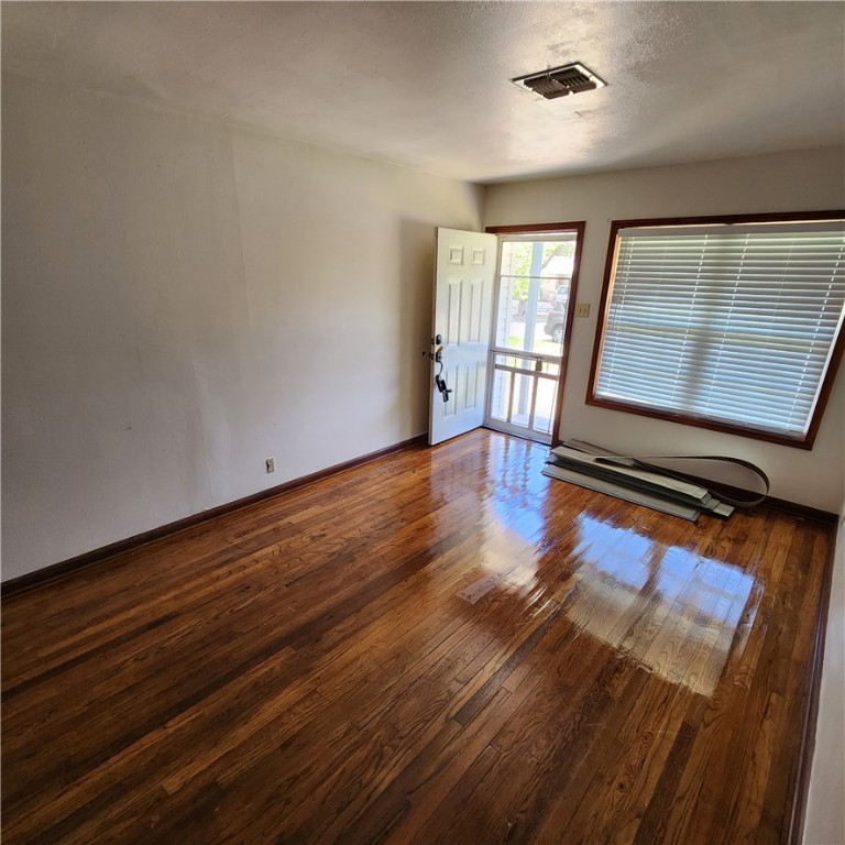 4909 Dody St Property Photo 3