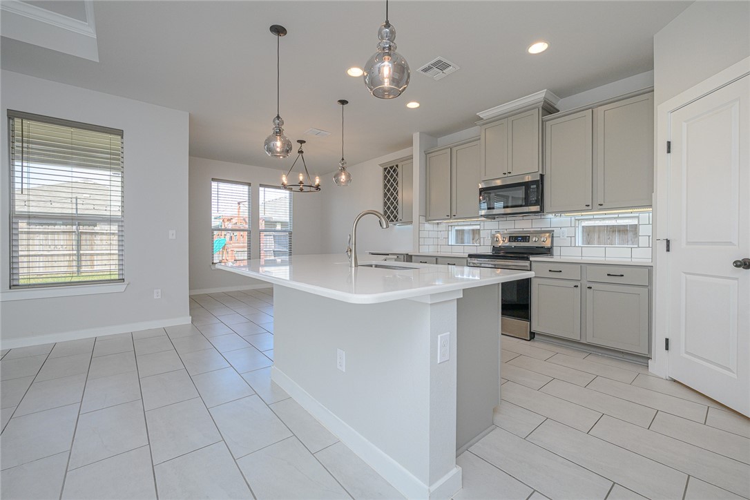 1028 Ocean Breeze St Property Photo 7