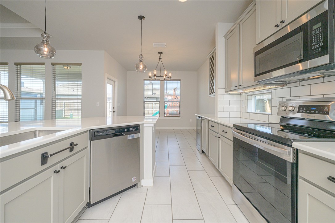 1028 Ocean Breeze St Property Photo 11
