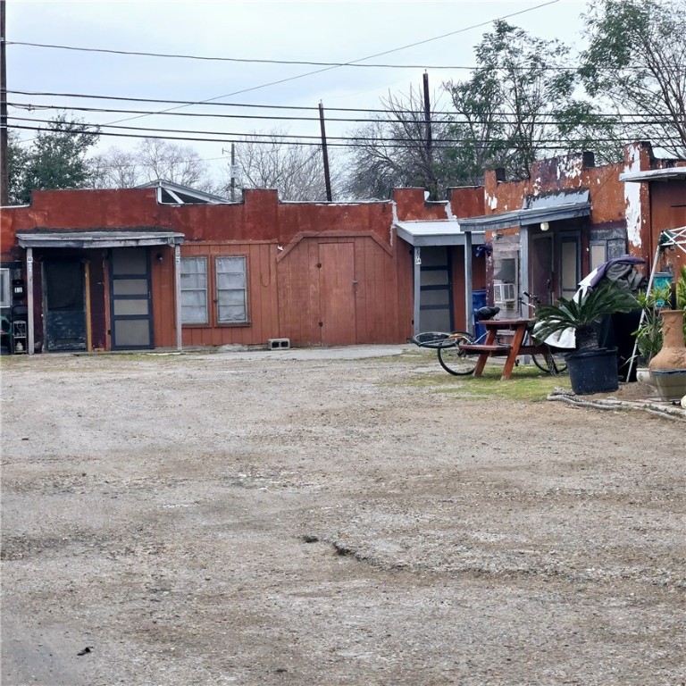 2921 S Port Ave Property Photo 2
