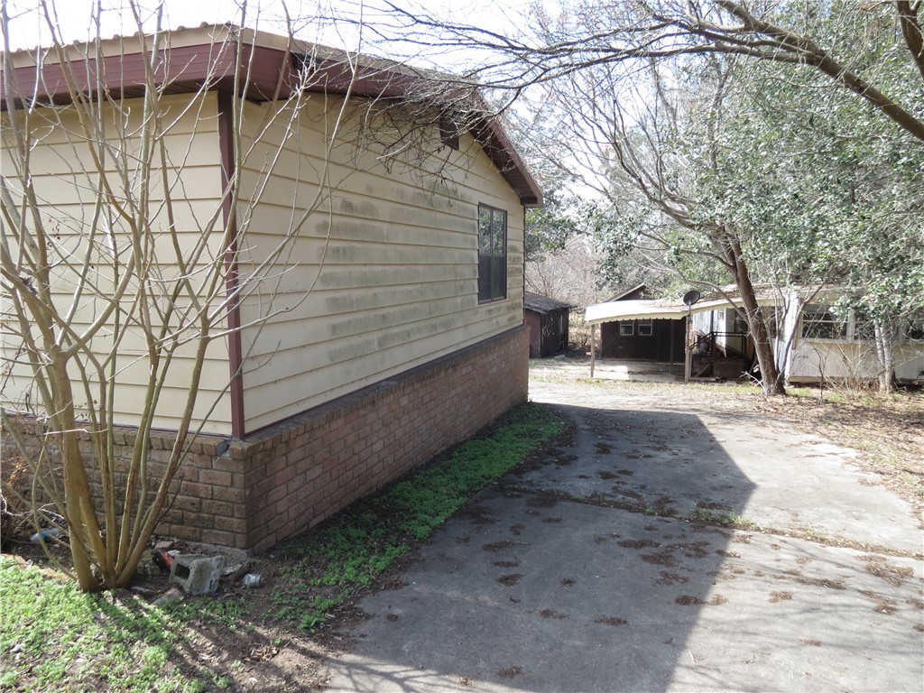 111 Shadywood Dr Property Photo 5