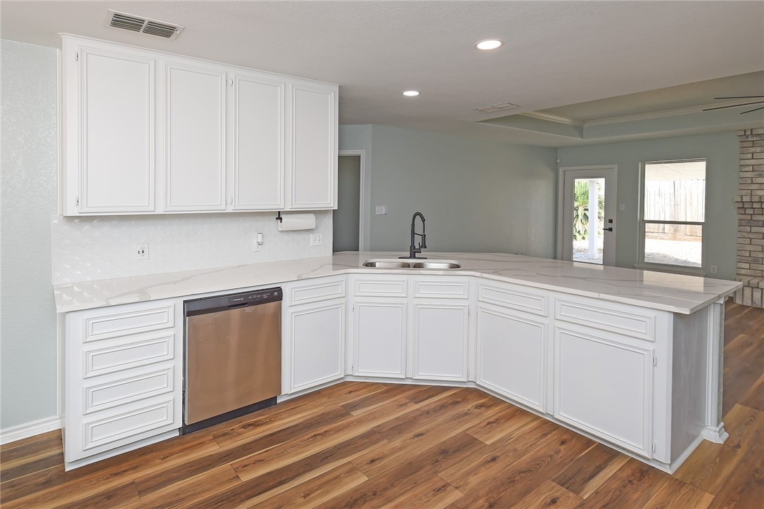13922 Longboat Dr Property Photo 11