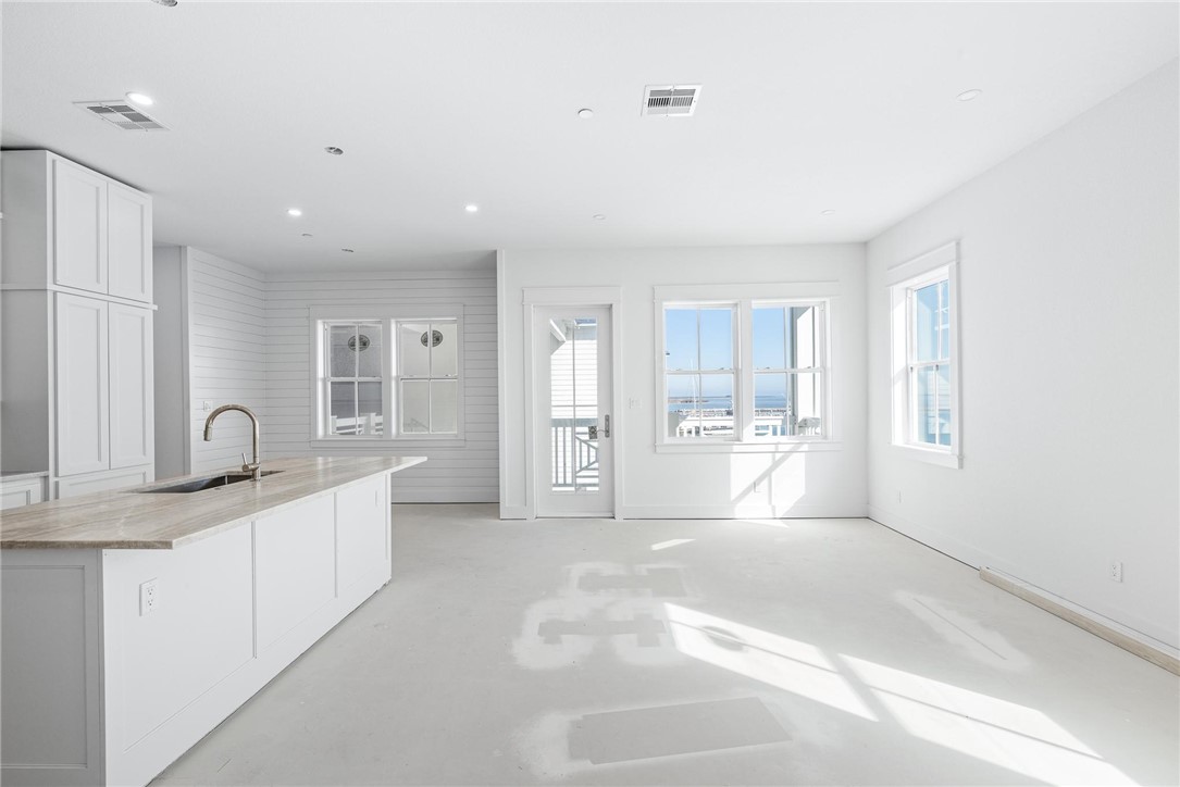 136 W Cotter Ave 3 Property Photo 3