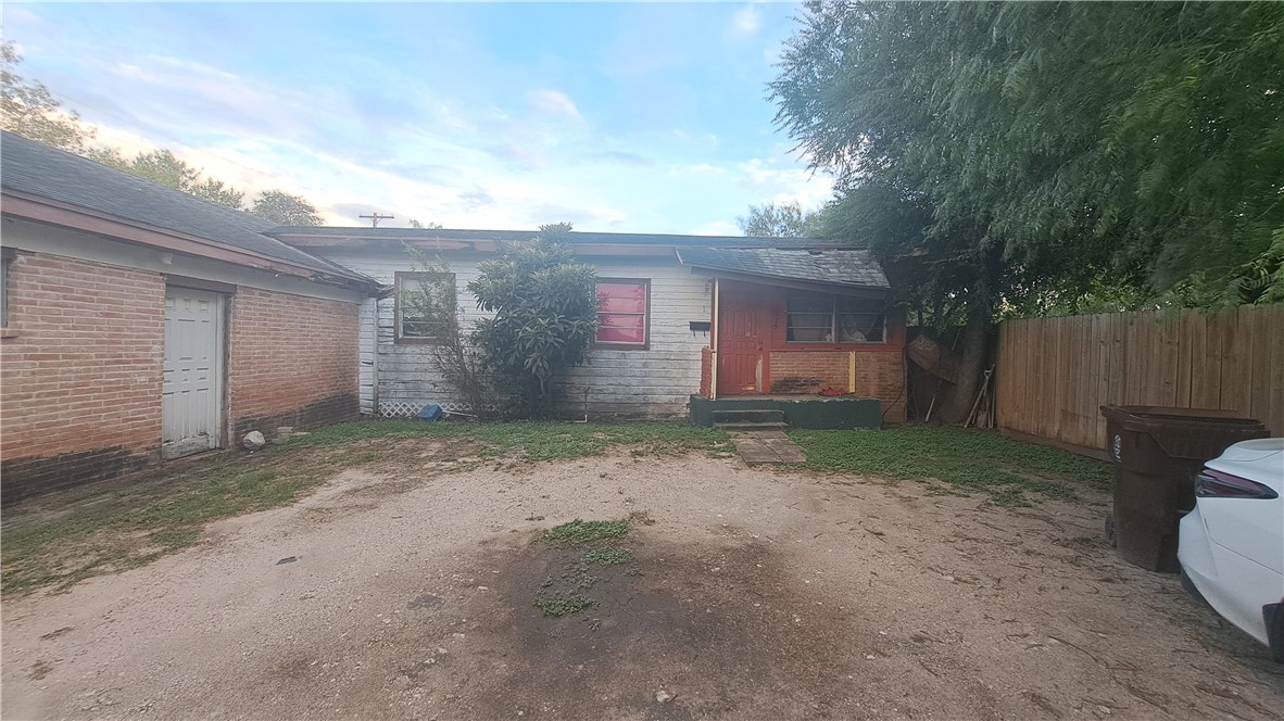 1225 E Lott Ave Property Photo 2