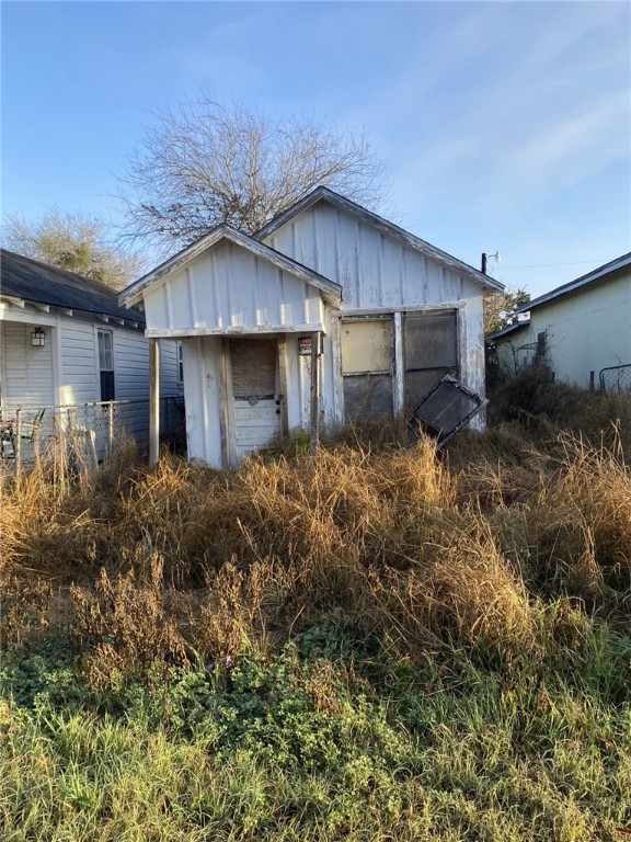 529 W Ave. E Property Photo 2