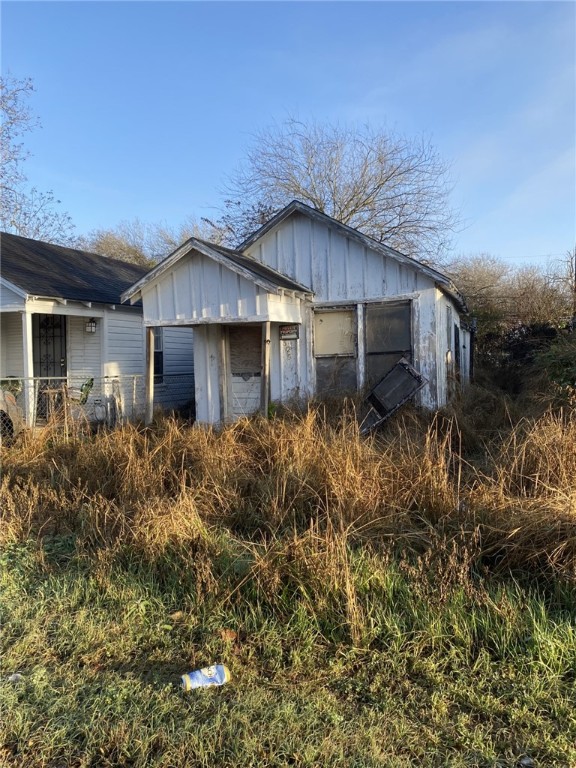 529 W Ave. E Property Photo 3