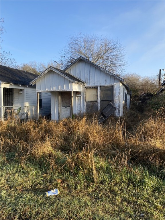 529 W Ave. E Property Photo 4