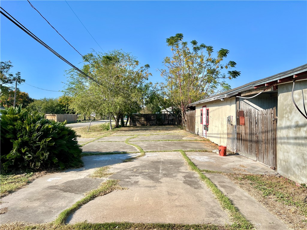 10030 Leopard St Property Photo 4