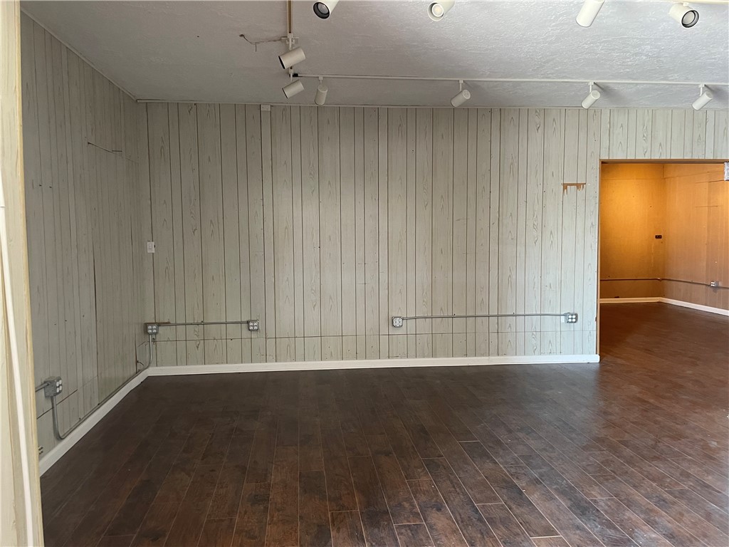 1628 Morgan Ave Property Photo 4