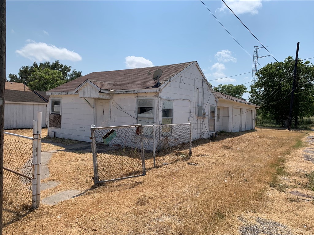 225 E Main St Property Photo 11
