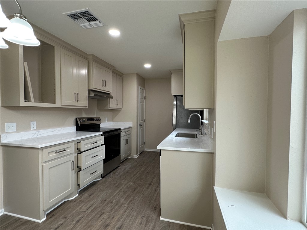 2718 Rockwood St Property Photo 3