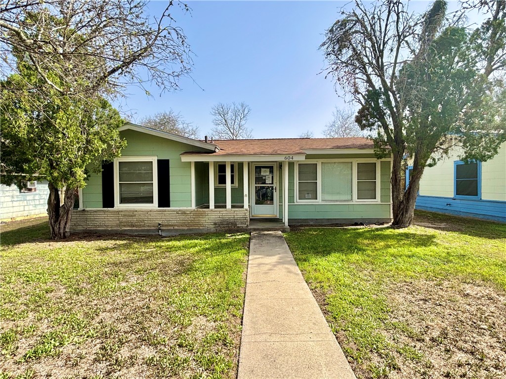604 E Hutchinson Property Photo