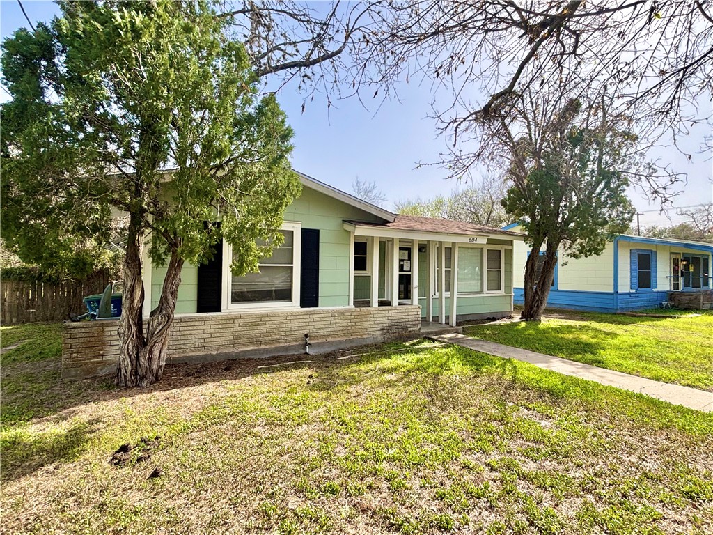604 E Hutchinson Property Photo 3