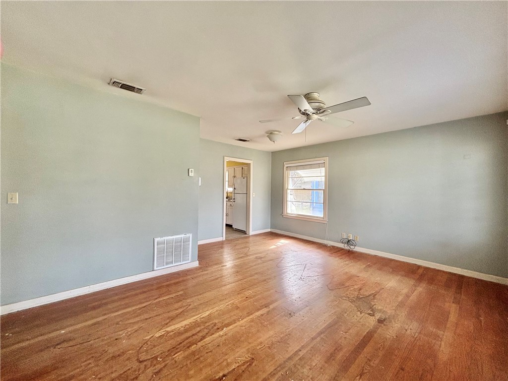 604 E Hutchinson Property Photo 4