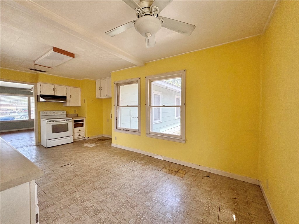 604 E Hutchinson Property Photo 6