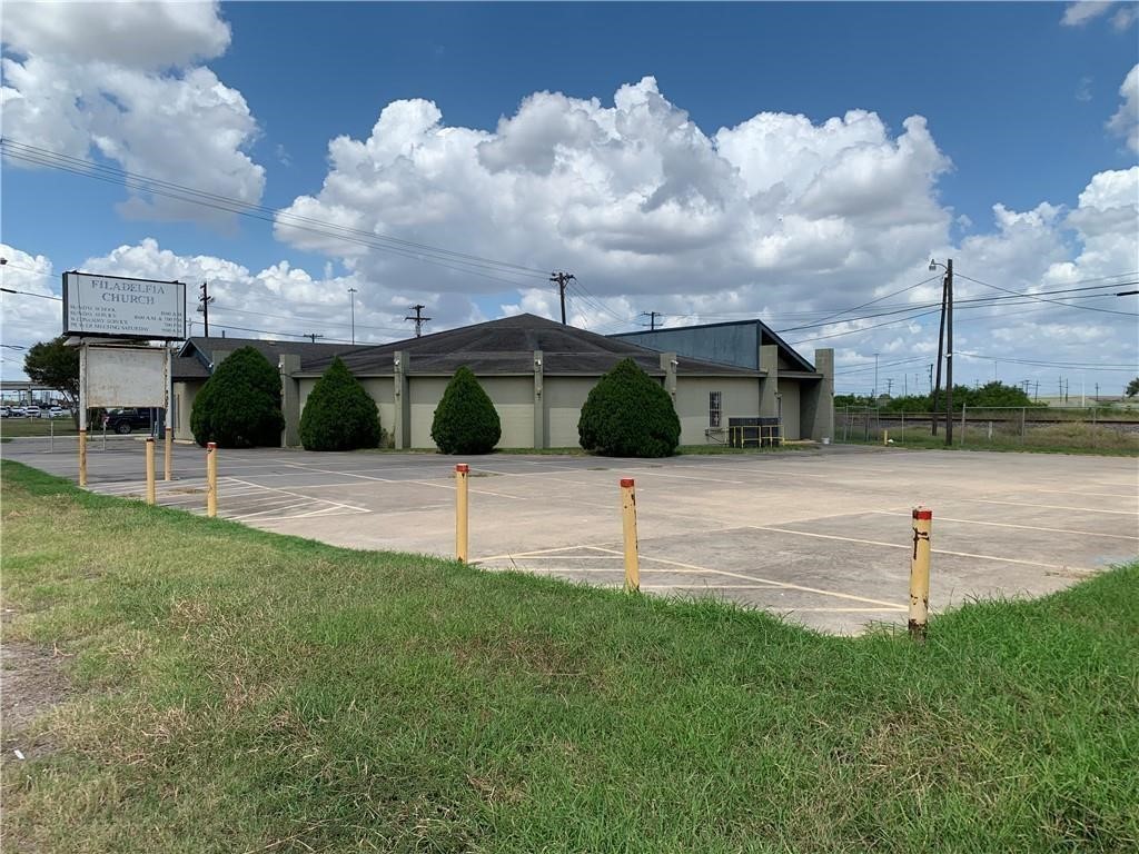1301 E State Highway 44 Property Photo 2