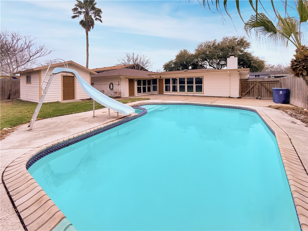 209 Pecos St Property Photo 8
