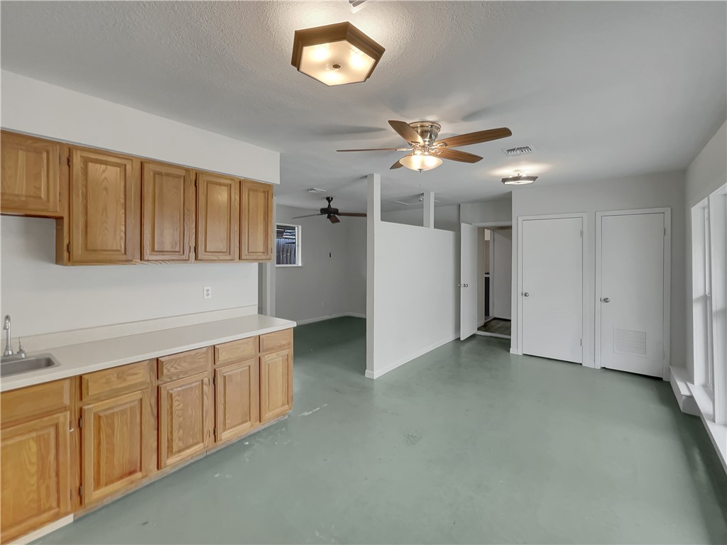 209 Pecos St Property Photo 13