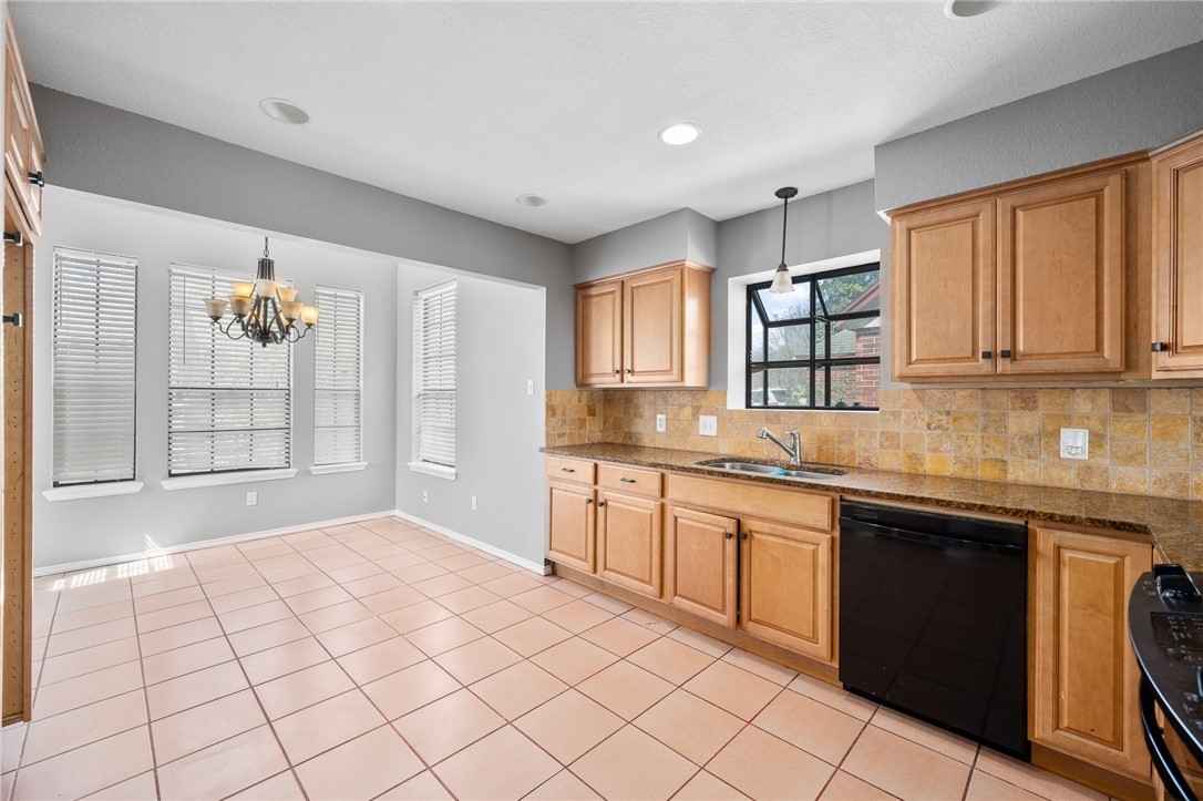 7018 Ridge Stone Dr Property Photo 4