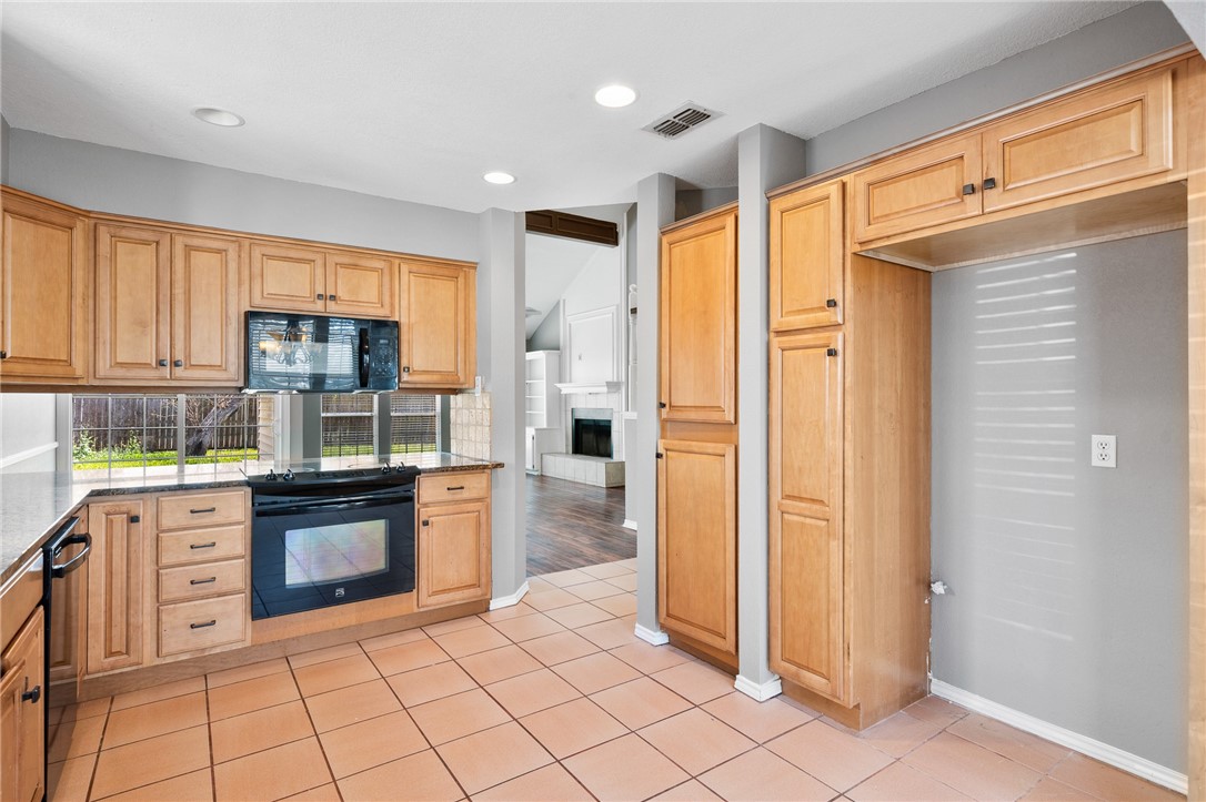 7018 Ridge Stone Dr Property Photo 6