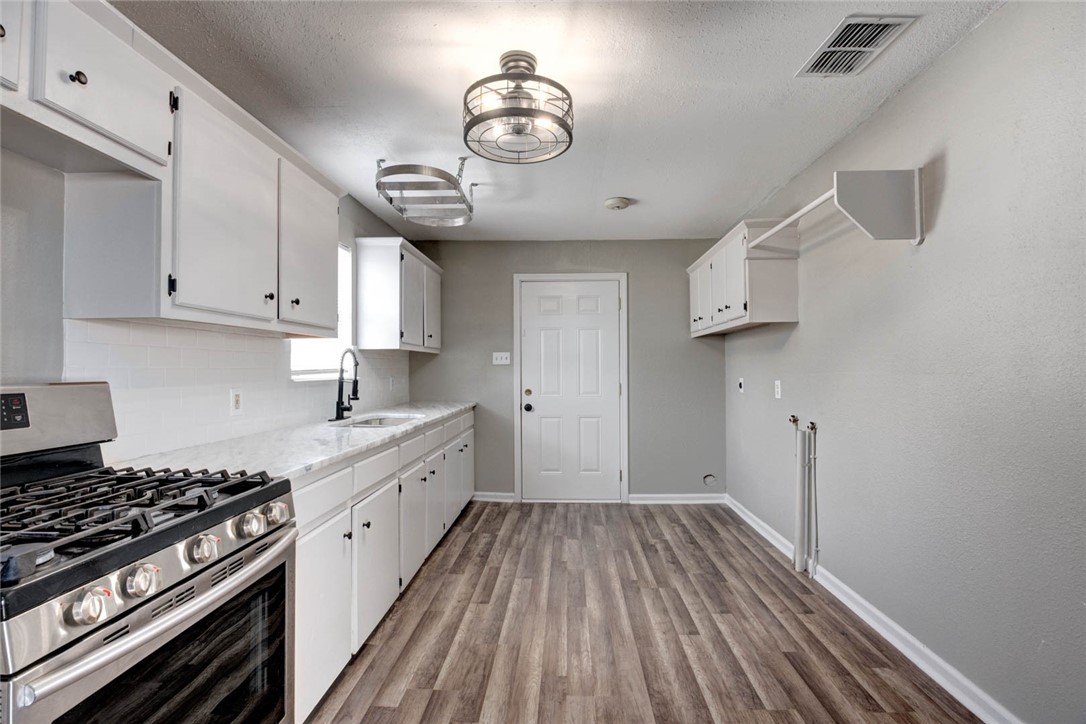 106 W Avenue E Property Photo 17