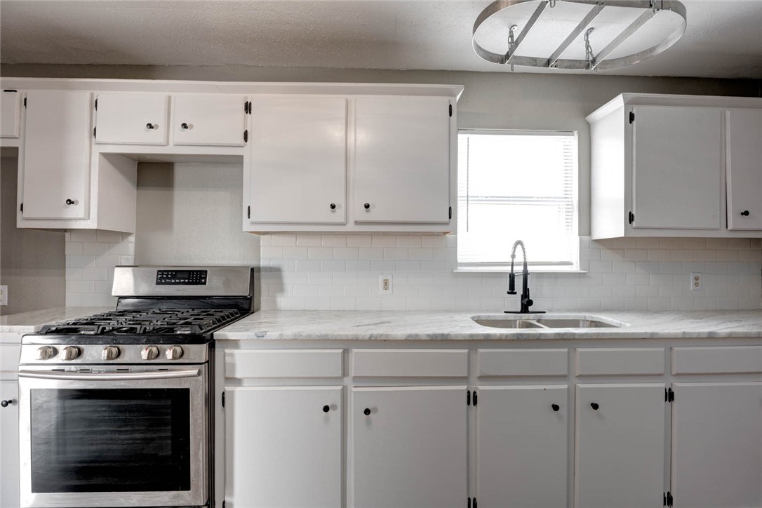 106 W Avenue E Property Photo 18